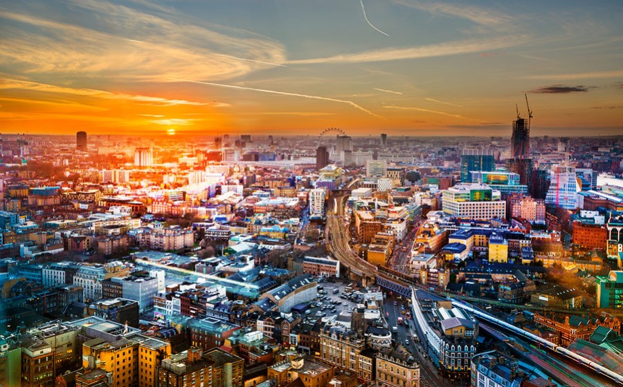 , Incroyable Londres au coucher du soleil – Coincé dans les douanes