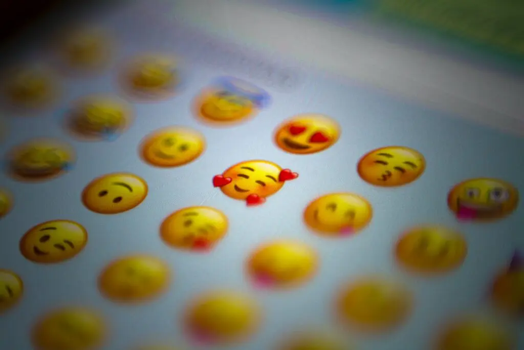 écran montrant divers symboles emoji